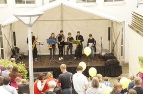 Open Air Bühne beim Tag der offenen Tür 2016. Foto: Anne Hoeltzenbein
