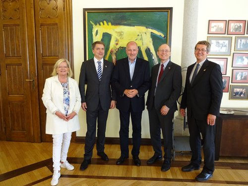 Mit Stadtpräsident: (von links) Historikerin Prof. Dr. Gunilla Budde, Oberbürgermeister Jürgen Krogmann, Stadtpräsident Rafal Dutkiewicz, Uni-Präsident Prof. Dr. Dr. Hans Michael Piper und BKGE-Direktor Matthias Weber im Breslauer Rathaus. Foto: Stad Mit Stadtpräsident: (von links) Historikerin Prof. Dr. Gunilla Budde, Oberbürgermeister Jürgen Krogmann, Stadtpräsident Rafal Dutkiewicz, Uni-Präsident Prof. Dr. Dr. Hans Michael Piper und BKGE-Direktor Matthias Weber im Breslauer Rathaus. Foto: Stad