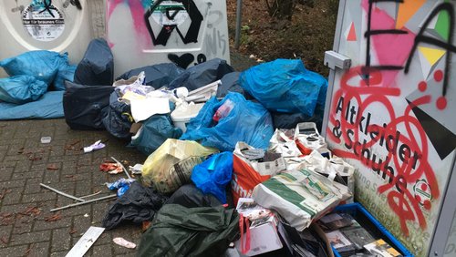 Wer für diesen Müllfrevel am Wertstoffcontainerstandort „Brandsweg“ verantwortlich ist, wird möglicherweise bald zur Rechenschaft gezogen. Hinweise auf einen Verursacher liegen vor – die Abfallbehörde hat Ermittlungen eingeleitet. 