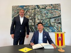 US-Generalkonsul Jason Chue trug sich ins Gästebuch der Stadt ein. Oberbürgermeister Jürgen Krogmann schaute ihm über die Schulter. Foto: Stadt Oldenburg