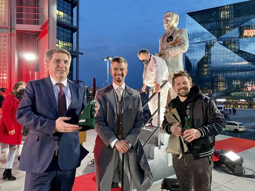Oberbürgermeister Jürgen Krogmann (von links) mit Joko Winterscheidt und Klaas Heufer-Umlauf bei der Einweihung der Klaas-Statue am Berliner Hauptbahnhof. Foto: Stadt Oldenburg