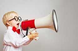 Junge mit einem Megaphon. Foto: Robert Kneschke/Fotolia