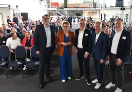 Die Keynote-Speakerin des 39. Kontaktpunkt Wirtschaft, Innenministerin Daniela Behrens, mit den Offziellen von Stadt Oldenburg und Glasfaser NordWest GmbH & Co. KG. Foto: Michael Stephan