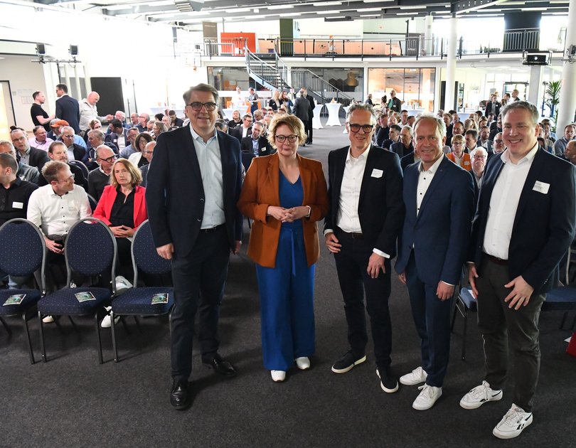 Die Keynote-Speakerin des 39. Kontaktpunkt Wirtschaft, Innenministerin Daniela Behrens, mit den Offziellen von Stadt Oldenburg und Glasfaser NordWest GmbH & Co. KG. Foto: Michael Stephan