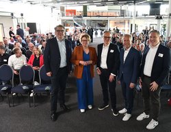 Die Keynote-Speakerin des 39. Kontaktpunkt Wirtschaft, Innenministerin Daniela Behrens, mit den Offziellen von Stadt Oldenburg und Glasfaser NordWest GmbH & Co. KG. Foto: Michael Stephan