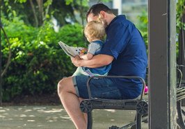 Vater liest Kind vor. Foto: StockSnap/pixabay