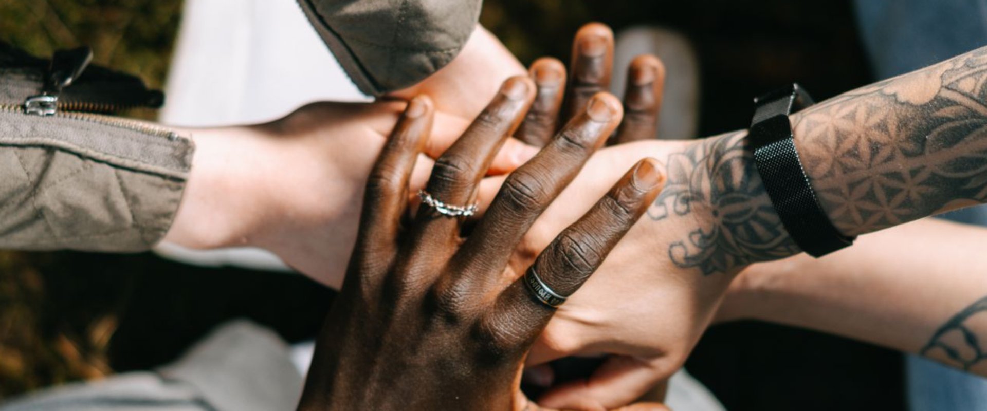 Viele Hände. Foto: Ivan S/pexels
