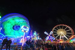 Illuminierte Fahrgeschäfte auf dem Oldenburger Kramermarkt 2015. Foto: Hans-Jürgen Zietz
