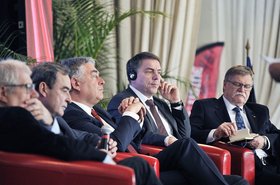 OB Krogmann und Cholets Bürgermeister Gilles Bourdouleix und andere Menschen sitzen nebeneinander auf einem Podium. Foto: Etienne Lizambard