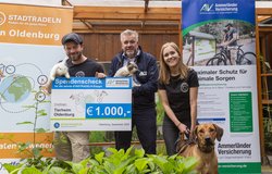 Axel Eilers (Vorstandsvorsitzender der Ammerländer Versicherung/Mitte) überreicht den Scheck für das Erreichen der finalen Etappe an Dominic Köppen, Leiter, und an Mitarbeiterin Christin Jedamzik vom Tierheim Oldenburg. Foto: Felix Wenzel