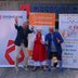 Vorschau: Christian Bunk, Vertriebsdirektor Öffentliche Versicherungen, und zwei Klinikclowns freuen sich auf viele Kilometer zum Erreichen des siebten Etappenziels. Foto: Stadt Oldenburg