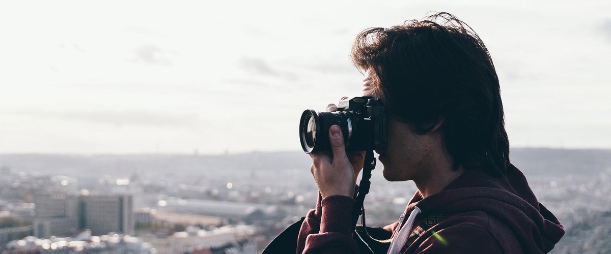 Mann fotografiert eine Stadt. Foto: Lukas Rychvalsky/Pixabay