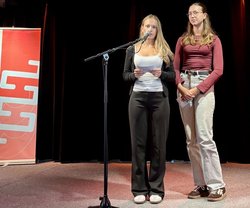 Zwei Schülerinnen stellen Fragen an die Schriftstellerin. Foto: Gertrud Wiele Zwei Schülerinnen stellen Fragen an die Schriftstellerin. Foto: Gertrud Wiele