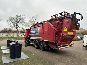 Unterflurbehälter und Abfallsammelfahrzeug