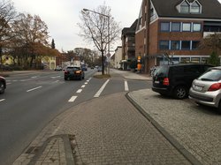 Der Einmündungsbereich von der Hauptstraße zur Mutzenbecherstraße soll noch aufgepflastert werden. Foto: Stadt Oldenburg