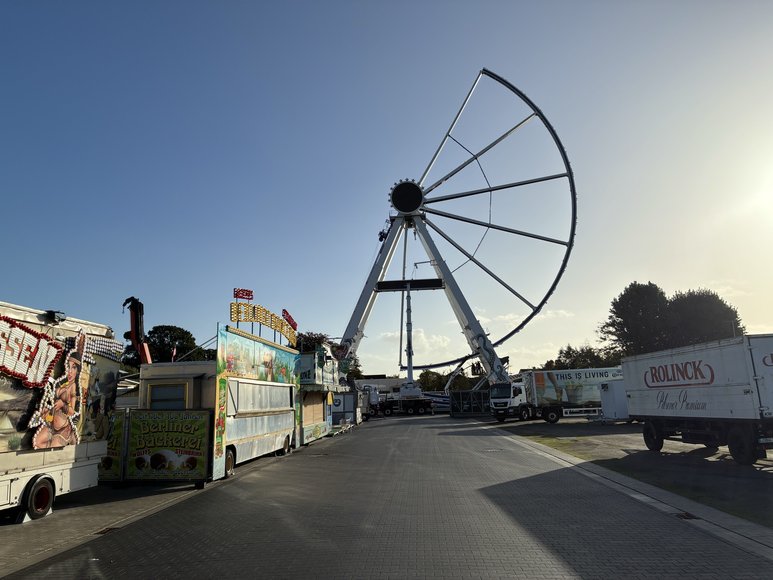 Das Riesenrad „Mein Rad“ beim Aufbau am 24. September 2026. Foto: Stadt Oldenburg