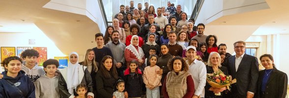 Bei der zweiten Einbürgerungsfeier 2025 begrüßte Oberbürgermeister Jürgen Krogmann (2. von rechts) im PFL einige der neuen Staatsbürgerinnen und Staatsbürger und gratulierte ihnen zur deutschen Staatsangehörigkeit. Foto: Sascha Stüber