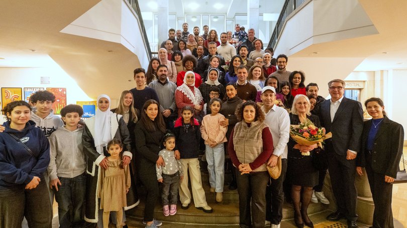 Bei der zweiten Einbürgerungsfeier 2025 begrüßte Oberbürgermeister Jürgen Krogmann (2. von rechts) im PFL einige der neuen Staatsbürgerinnen und Staatsbürger und gratulierte ihnen zur deutschen Staatsangehörigkeit. Foto: Sascha Stüber