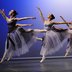 Vorschau: Vier Ballettschülerinnen in Spitzenschuhen und langen Tüllröcken bei ihrem Auftritt. Foto: Etienne Lizambard