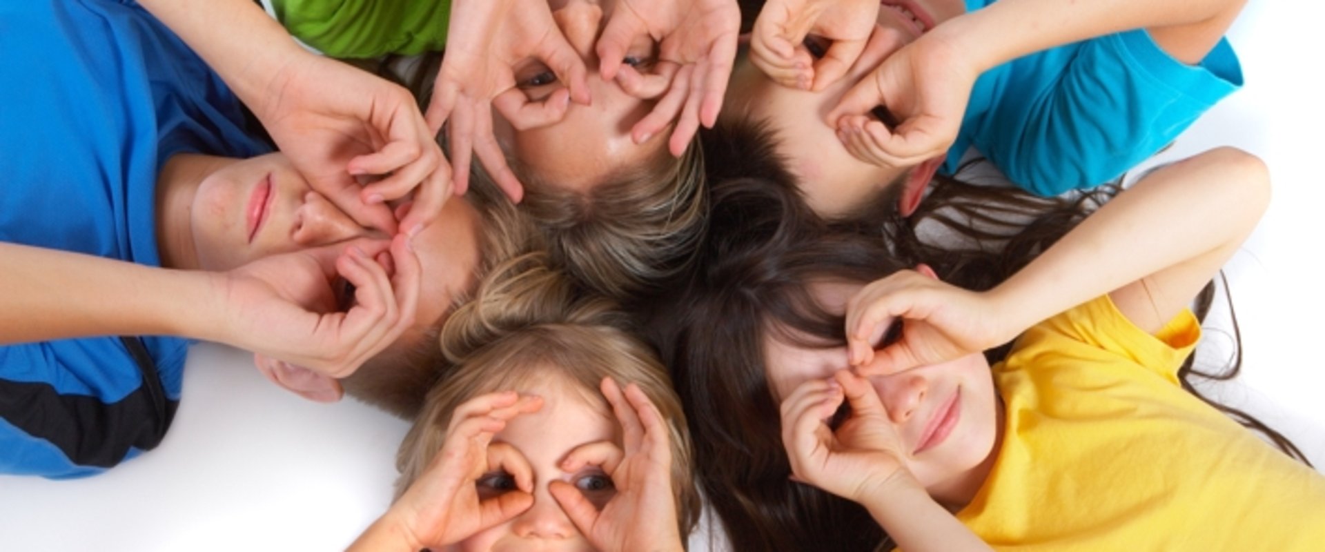 Kinder liegen auf dem Boden. Foto: Marzanna Syncerz/Fotolia