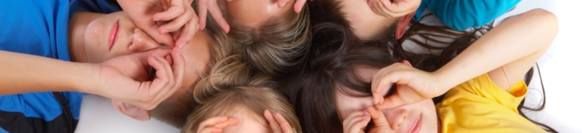 Kinder liegen auf dem Boden. Foto: Marzanna Syncerz/Fotolia