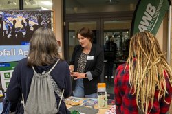 Städtische Einrichtungen, Vereine und Initiativen stellten bei der Veranstaltung ihre Angebote vor und beantworteten Fragen der Neubürgerinnen und Neubürger – so auch der Abfallwirtschaftsbetrieb (AWB). Foto: Sascha Stüber