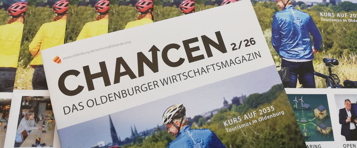 Mehrere Ausgaben des Oldenburger Wirtschaftsmagazins CHANCEN 2/26 liegen ausgebreitet auf dem Tisch. Foto: Stadt Oldenburg