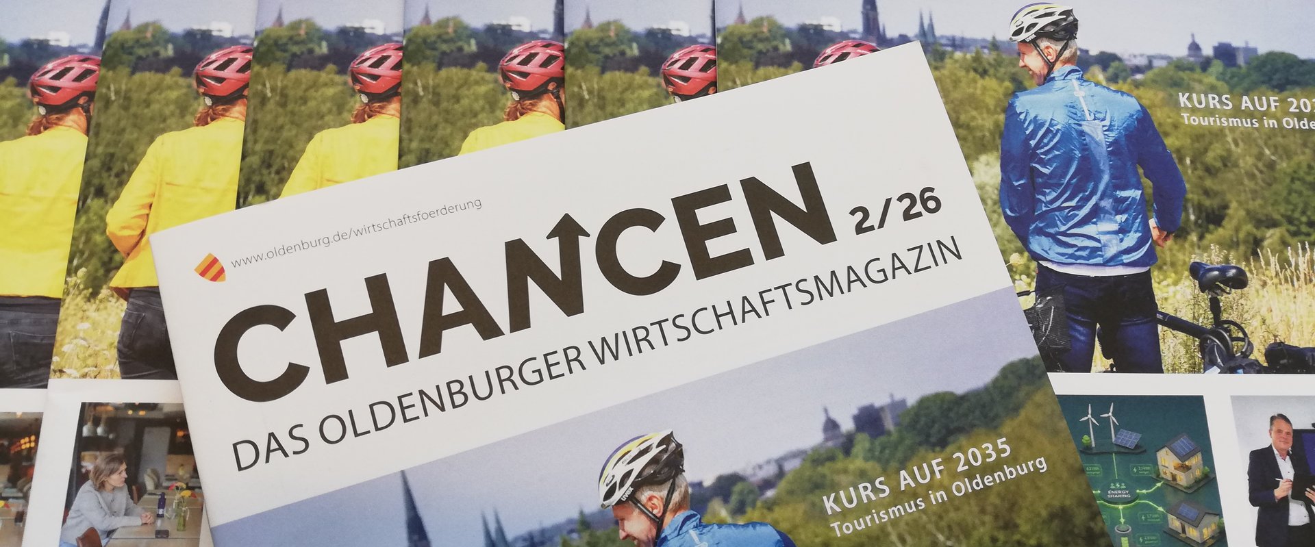 Mehrere Ausgaben des Oldenburger Wirtschaftsmagazins CHANCEN 2/26 liegen ausgebreitet auf dem Tisch. Foto: Stadt Oldenburg