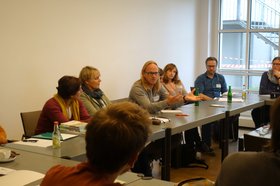 Teilnehmende des Fachforums „Sprachen“ diskutieren angeregt miteinander. Stadt Oldenburg.