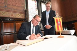 Hoher Besuch: Bundesverteidigungsminister Boris Pistorius trug sich im Beisein von Oberbürgermeister Jürgen Krogmann (rechts) ins Goldene Buch der Stadt Oldenburg ein. Foto: Torsten von Reeken