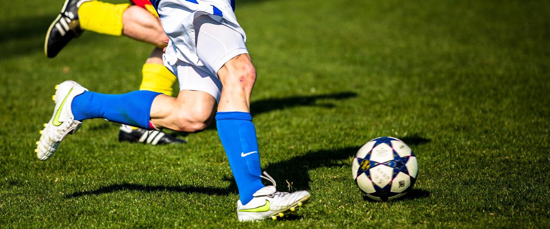 Personen spielen Fußball. Foto: Phillip Kofler/Pixabay