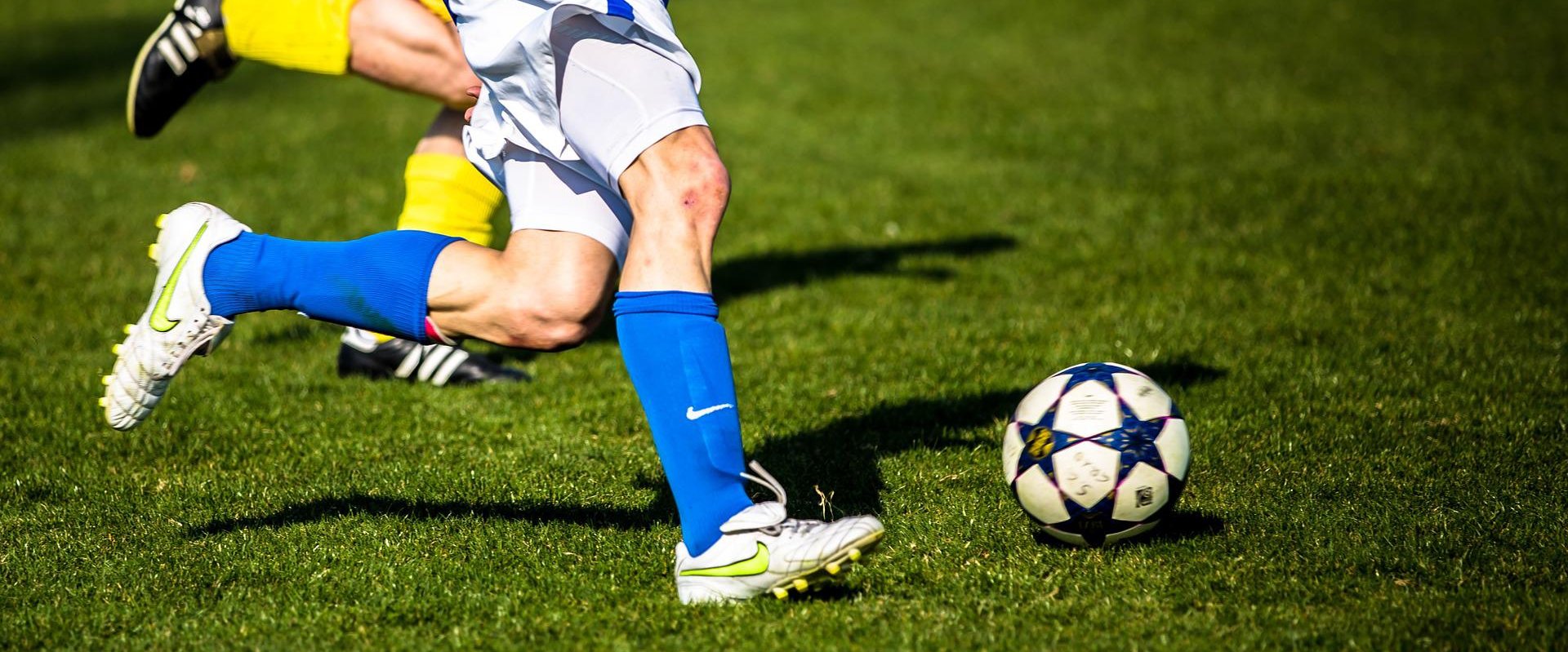 Personen spielen Fußball. Foto: Phillip Kofler/Pixabay