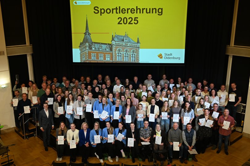 Sportlerinnen und Sportler aus der Haupt- und Altersklasse und dem Betriebssport mit Bürgermeisterin Petra Averbeck (1. Reihe, 3. von links) und Kulturdezernent Holger Denckmann (2. Reihe, 1. von links) nahmen ihre Ehrungen entgegen. Foto: Jörg Hemmen