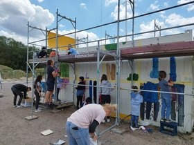 Im August haben Kinder und Jugendliche die Technikfläche bunt gestaltet und bepflanzt. Foto: Stadt Oldenburg