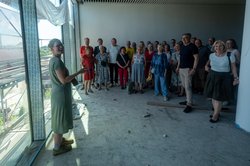Auf Einladung von Oberbürgermeister Jürgen Krogmann (vorne zweiter von rechts) besichtigten einige Ratsmitglieder mit ihm gemeinsam die Baustelle des neuen Stadtmuseums. Foto: Sascha Stüber