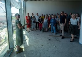 Auf Einladung von Oberbürgermeister Jürgen Krogmann (vorne zweiter von rechts) besichtigten einige Ratsmitglieder mit ihm gemeinsam die Baustelle des neuen Stadtmuseums. Foto: Sascha Stüber