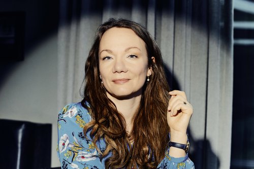 Die Schriftstellerin Sabrina Janesch stellt am 22. September im Wilhelm13 ihren Roman „Territorium“ vor. Foto: Jana Mai Die Schriftstellerin Sabrina Janesch stellt am 22. September im Wilhelm13 ihren Roman „Territorium“ vor. Foto: Jana Mai