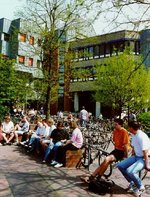 Studenten vor der Uni Oldenburg. Foto: Uni Oldenburg