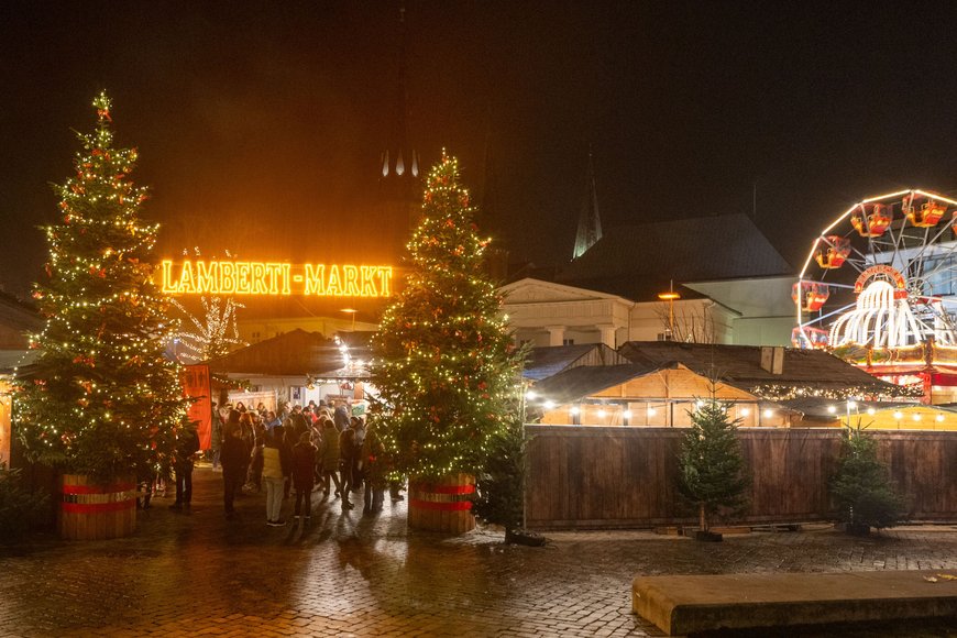 Blick in Richtung Schloßplatz mit Lamberti-Markt-Schriftzug beim Lamberti-Markt 2023. Foto: Sascha Stüber