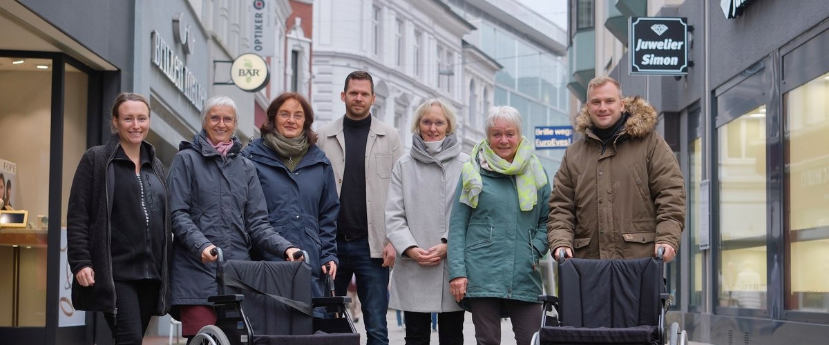 Die Rollstühle sind an verschiedenen Stellen im Oldenburger Stadtgebiet ausleihbar. Vertreterinnen und Vertreter der Stadtverwaltung, der Oldenburg Tourismus und Marketing GmbH sowie des COREs stellten das Projekt vor. Foto: Sascha Stüber