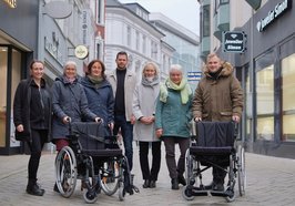 Die Rollstühle sind an verschiedenen Stellen im Oldenburger Stadtgebiet ausleihbar. Vertreterinnen und Vertreter der Stadtverwaltung, der Oldenburg Tourismus und Marketing GmbH sowie des COREs stellten das Projekt vor. Foto: Sascha Stüber