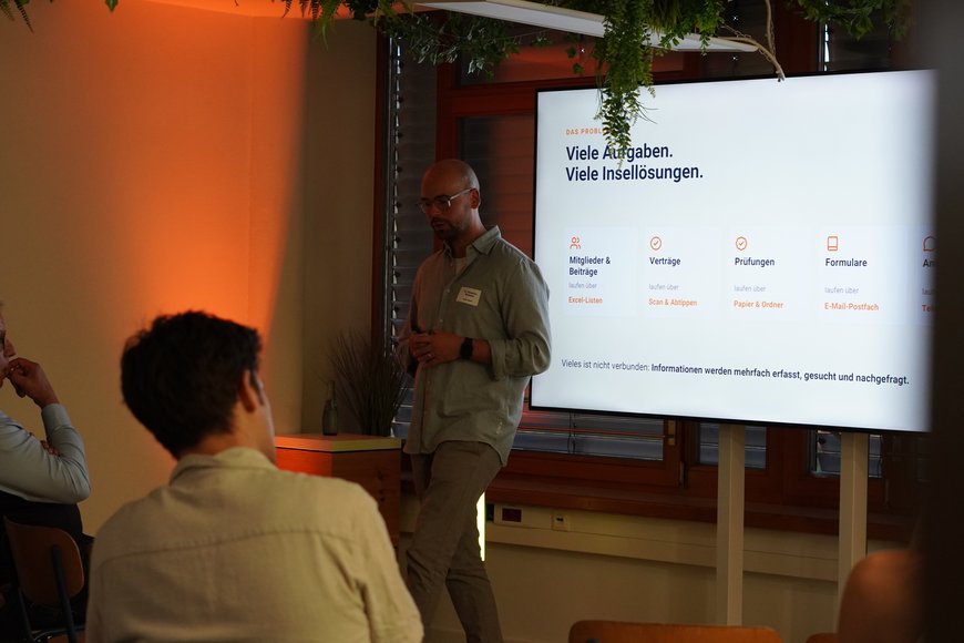 Dr. Sebastian Böddeker erklärt die Vorteile von Azubi.Digital für die morderne Kammerverwaltung und die Mehrwerte für die Kammerbetriebe. Foto: TGO/GO!
