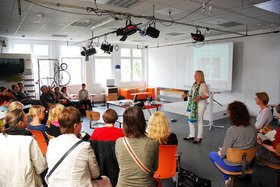 Karen Hoffmann vom Berliner KinderKünsteZentrum bei ihrem Vortrag. Stadt Oldenburg