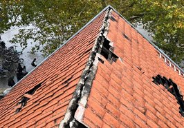 Blick auf das vom Brand beschädigte Dach des Gebäudes Staulinie 1 a. Foto: A. Heick Bedachungsunternehmen