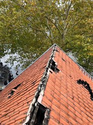 Blick auf das vom Brand beschädigte Dach des Gebäudes Staulinie 1 a. Foto: A. Heick Bedachungsunternehmen