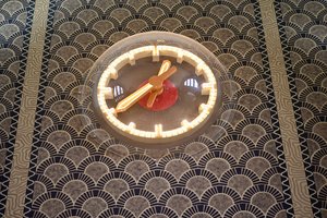 Detail der restaurierten Wandmalereien im Bereich des Eingangs Süd der Empfangshalle im Oldenburger Hauptbahnhof. Foto: Sascha Stüber