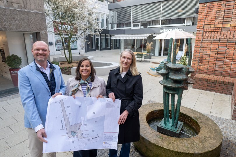 Stellten die neue Oase in der Innenstadt vor (von links): Thomas Mehrtens (Leiter Amt für Verkehr und Straßenbau), Stadtbaurätin Christine-Petra Schacht und Tanja Piening (Leiterin Fachdienst Stadtgrün – Planung und Neubau). Foto: Sascha Stüber