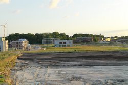 Sowohl die Quartiersgarage (hinteres Gebäude mittig) als auch die Kita (vorderes Gebäude mittig) in Helleheide konnten Anfang des Jahres in Betrieb gehen, während die weitere Kampfmittelsondierung wetterbedingt ruhte. Foto: Stadt Oldenburg