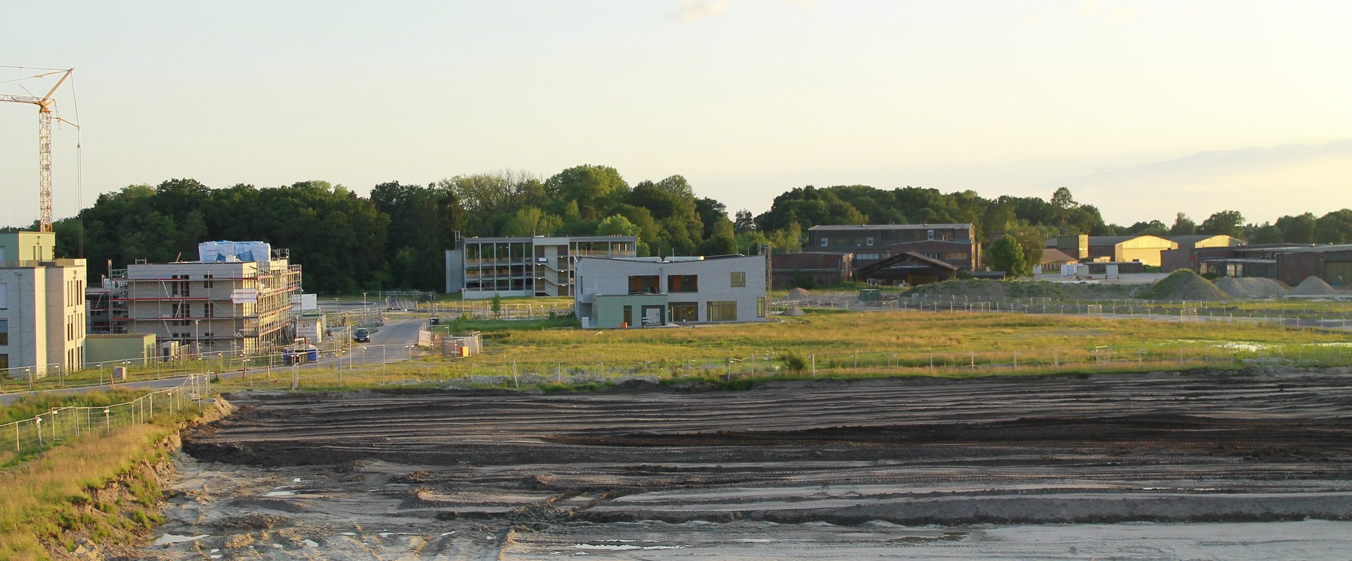 Sowohl die Quartiersgarage (hinteres Gebäude mittig) als auch die Kita (vorderes Gebäude mittig) in Helleheide konnten Anfang des Jahres in Betrieb gehen, während die weitere Kampfmittelsondierung wetterbedingt ruhte. Foto: Stadt Oldenburg