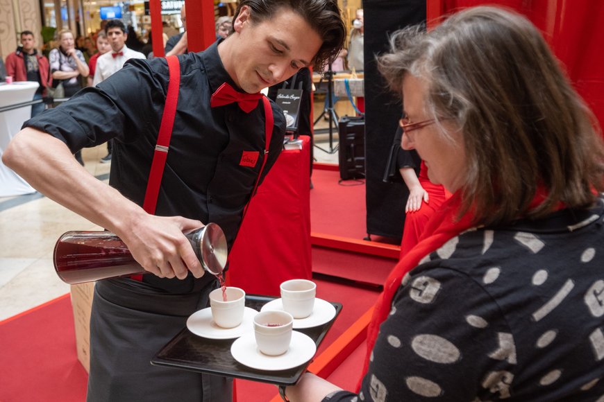 Tee Gschwendner und Belinda Berger Porzellan bei der Aufführung. Foto: Sascha Stüber
